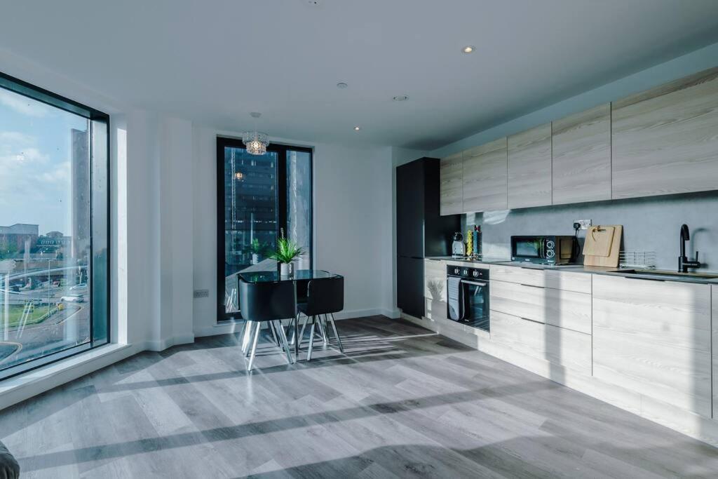 Stunning 2-Bed Premium Apartment - Free Wi-Fi Preston  Luaran gambar