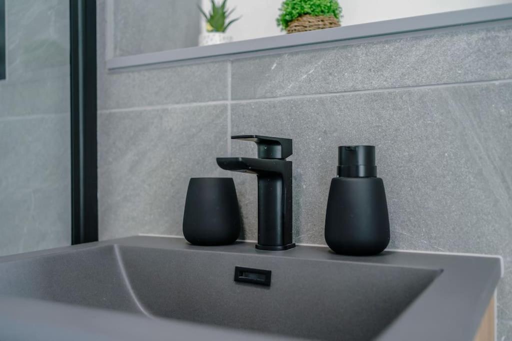 Stunning 2-Bed Premium Apartment - Free Wi-Fi Preston  Luaran gambar